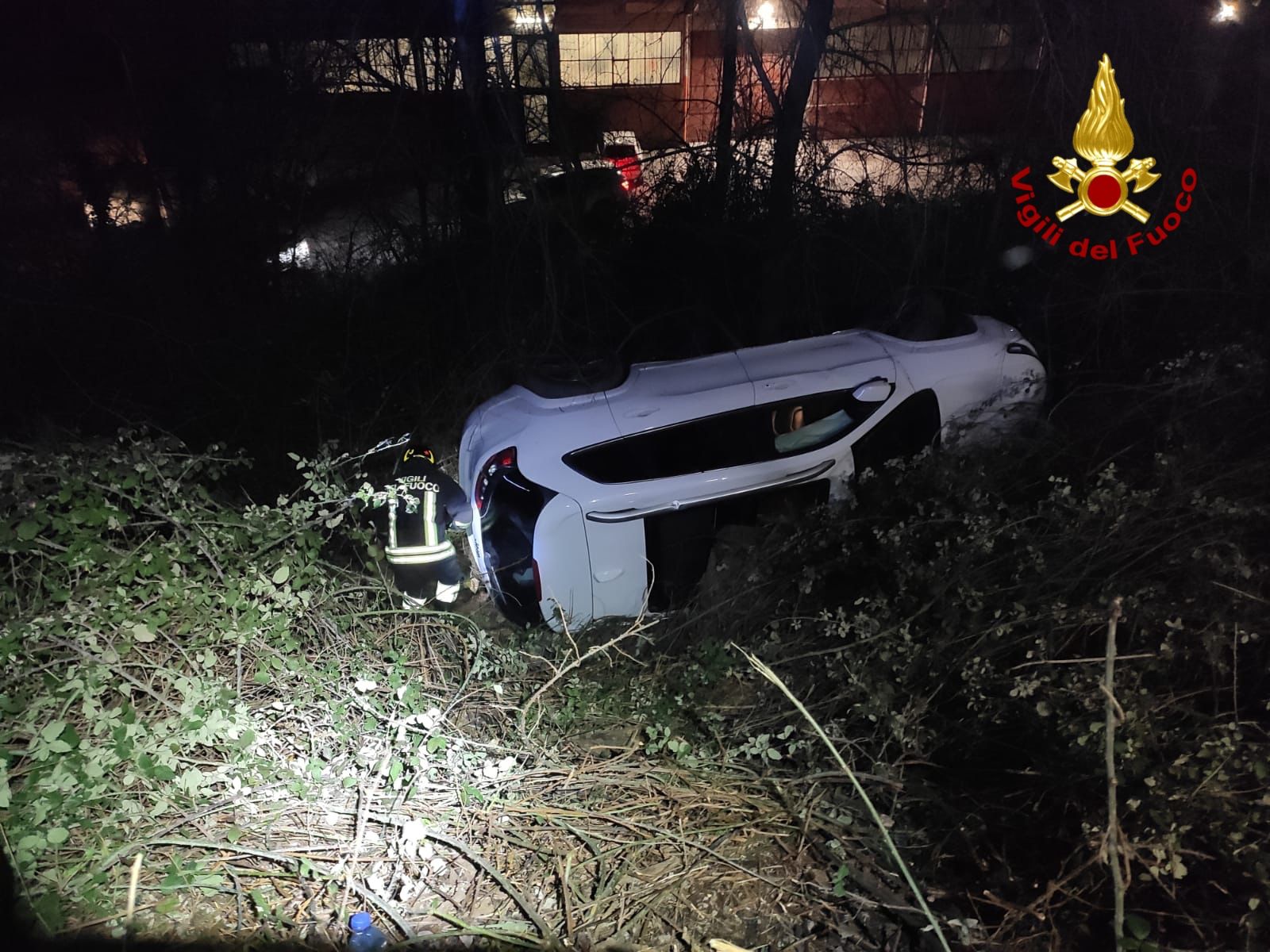 Cade Con L Auto Nella Scarpata Soccorso Dai Vigili Del Fuoco