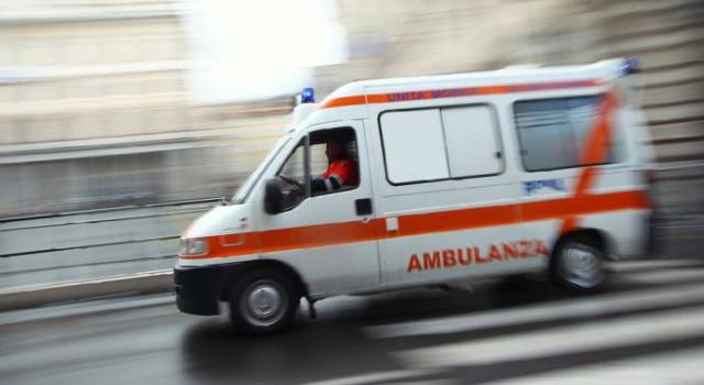 Partorisce in ambulanza grazie all&#8217;abilità del medico