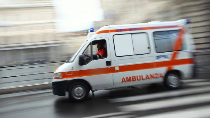 Morto travolto da un’auto mentre porta i figli a scuola