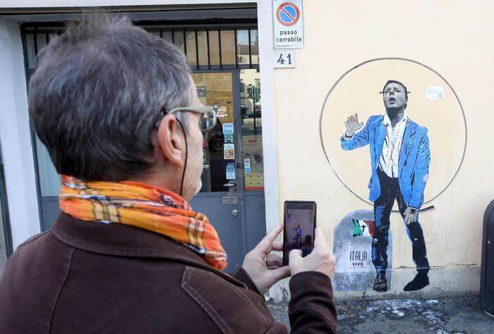 “Italia morta vivente”, murale contro Matteo Renzi