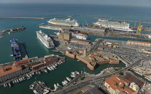 Prototipo di auto da corsa sequestrato nel porto di Livorno: denuncia per contrabbando aggravato