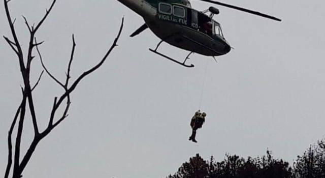 65enne si perde nel bosco, soccorso sui monti sopra Massa con l&#8217;elicottero dei Vigili del Fuoco di Genova