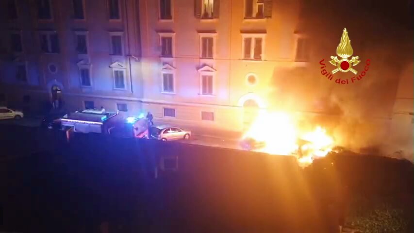 Tre auto a fuoco nella notte a Firenze
