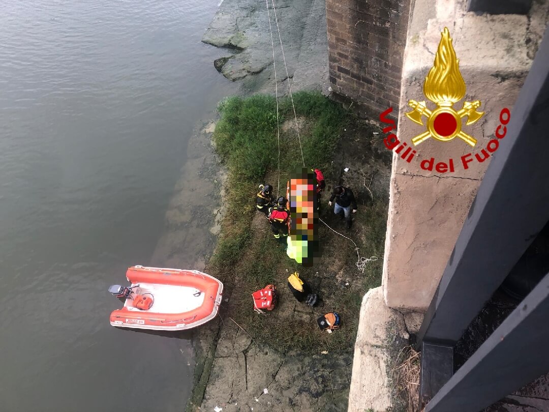Cade in Arno, salvata dai Vigili del Fuoco