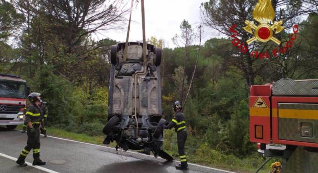 Fuori strada con l&#8217;auto, conducente estratto dalle lamiere dai pompieri