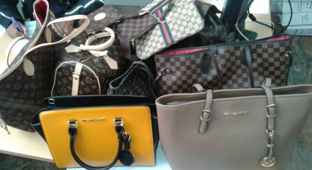 Abusivismo commerciale, scoperte borse e cinture contraffatte nascoste in un tombino in San Lorenzo