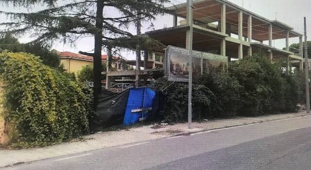 Dentro all&#8217;edificio abbandonato la Polizia trova magrebini con precedenti