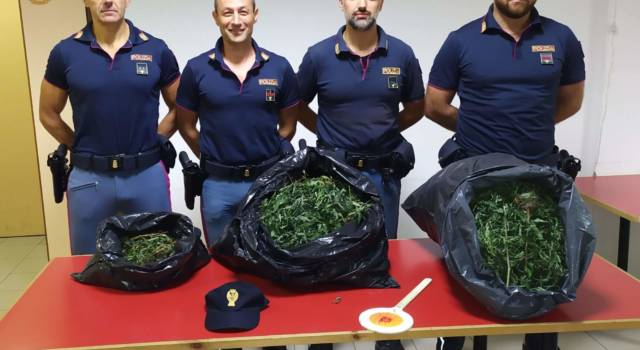 In 4 sull’A/1 sorpresi con 8 chili di droga: arrestati