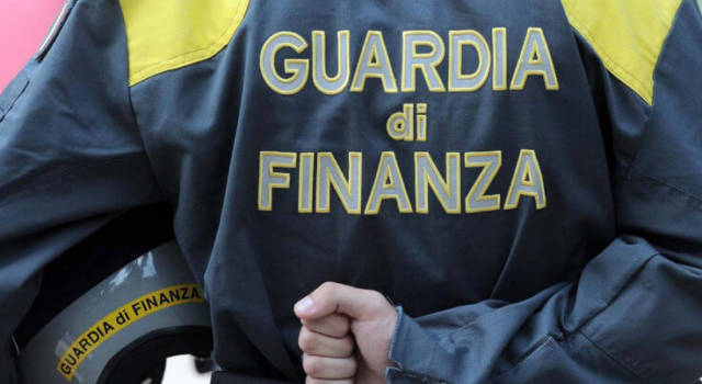 GDF Prato: sequestrati 1,5 milioni di metri quadri di tessuto contrabbandato