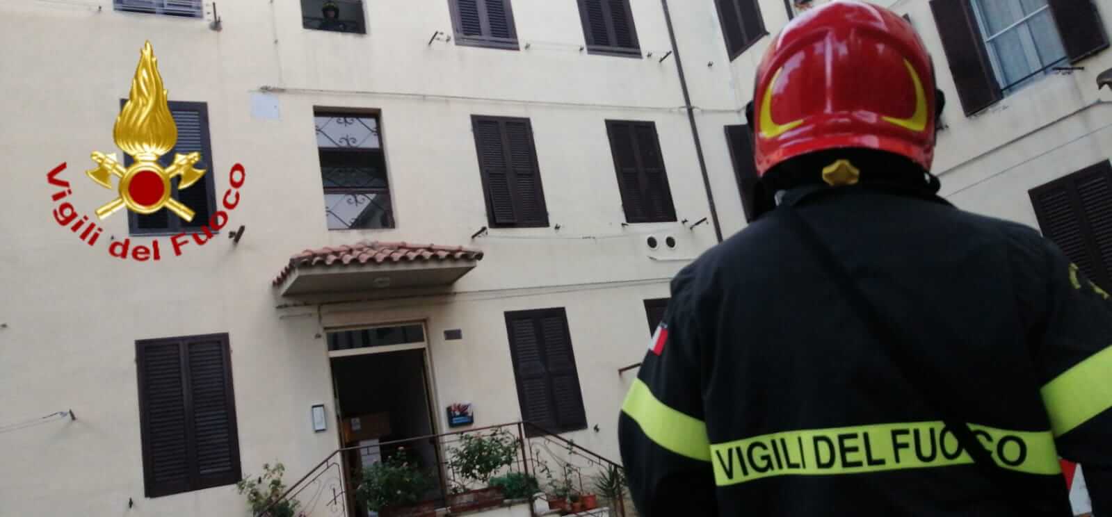 Evacuazione a Grosseto, i vigili del fuoco aiutano a svuotare gli appartamenti