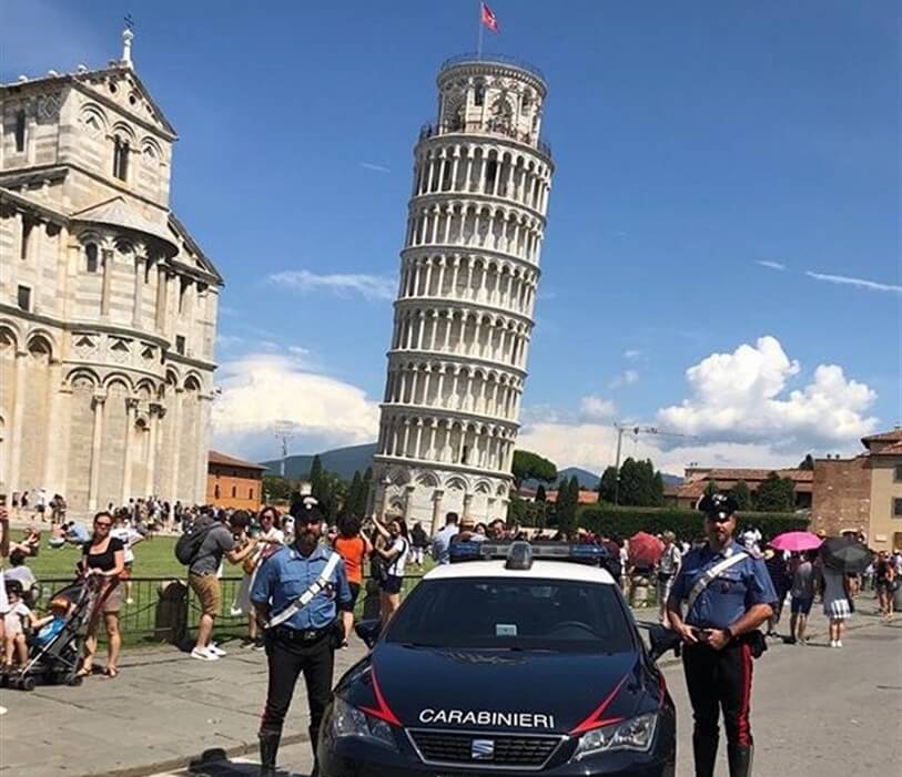 Incidono il nome sulla Torre di Pisa, nei guai due medici Usa