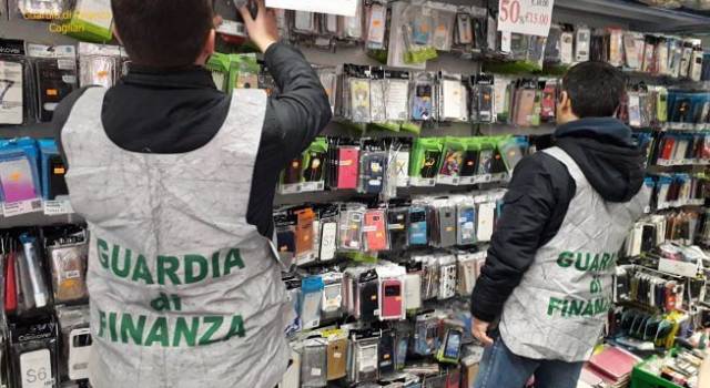 20mila accessori per cellulari sequestrati dalle Fiamme Gialle in un negozio a Lucca