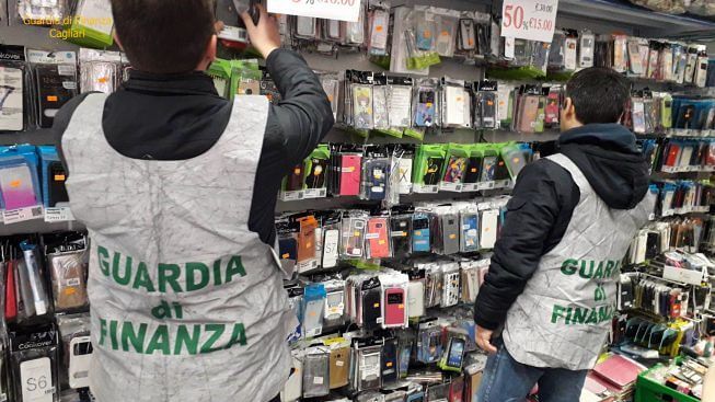 20mila accessori per cellulari sequestrati dalle Fiamme Gialle in un negozio a Lucca