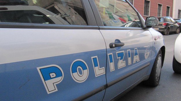 Ferisce agenti e danneggia la volante, arrestato a Prato