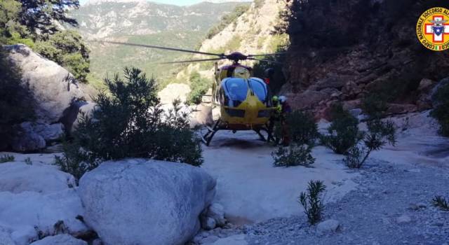 Escursionista lucchese cade per 30 metri sulle Apuane: portata al Noa di Massa