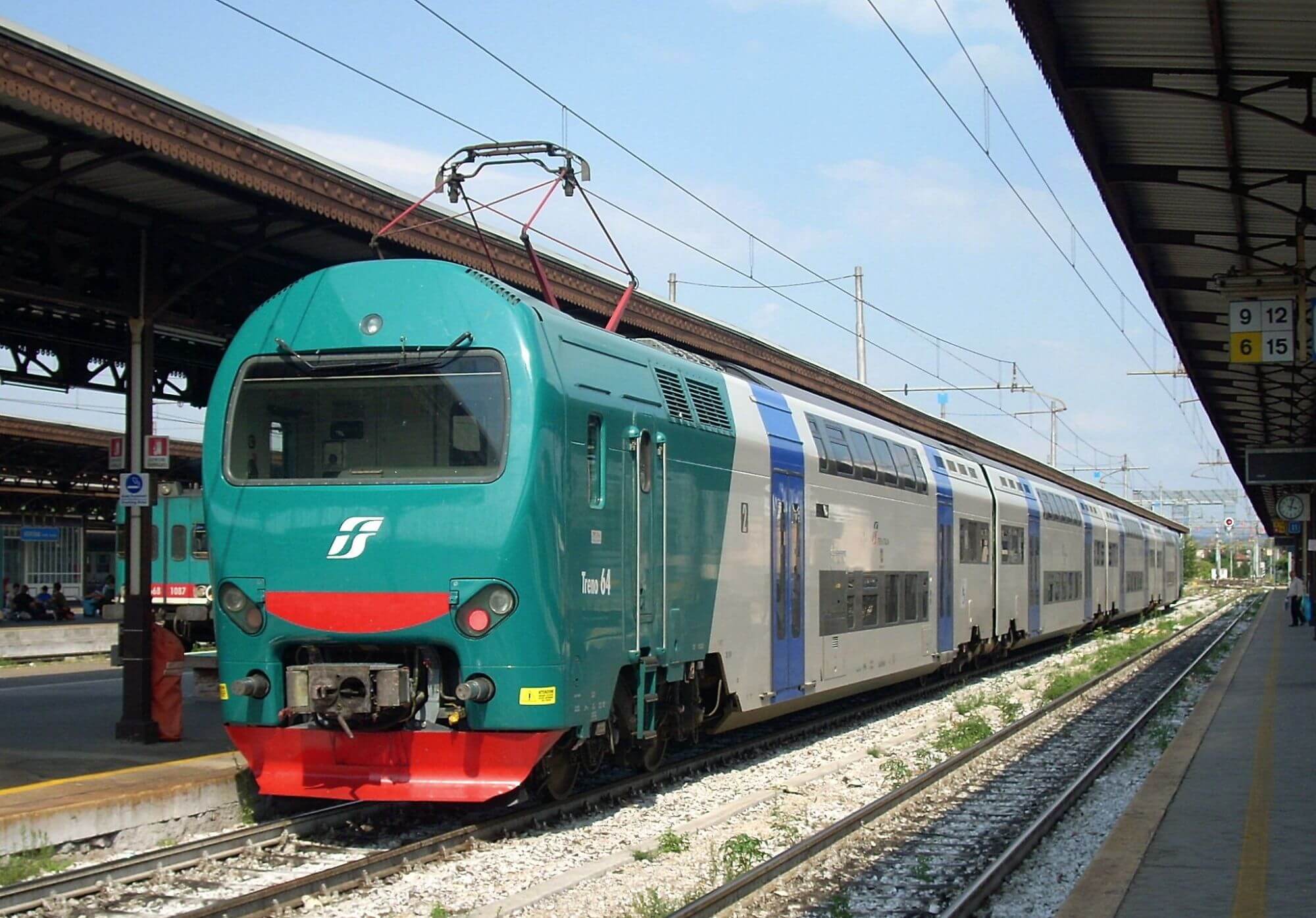 Paura sul treno Firenze – Pisa: ragazzo minacciato e rapinato
