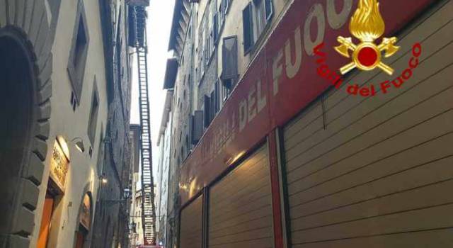 Cade l&#8217;intonaco da un palazzo a Firenze, intervento dei vigili del fuoco
