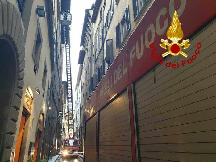 Cade l’intonaco da un palazzo a Firenze, intervento dei vigili del fuoco