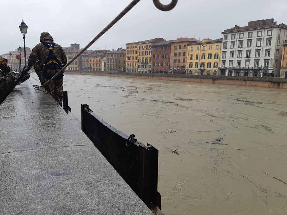 Arno in piena a Pisa, la Folgore monta la paratie