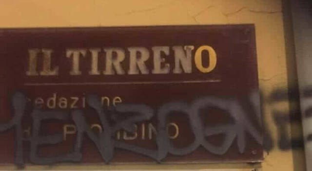 Piombino, imbrattata la sede del giornale Il Tirreno