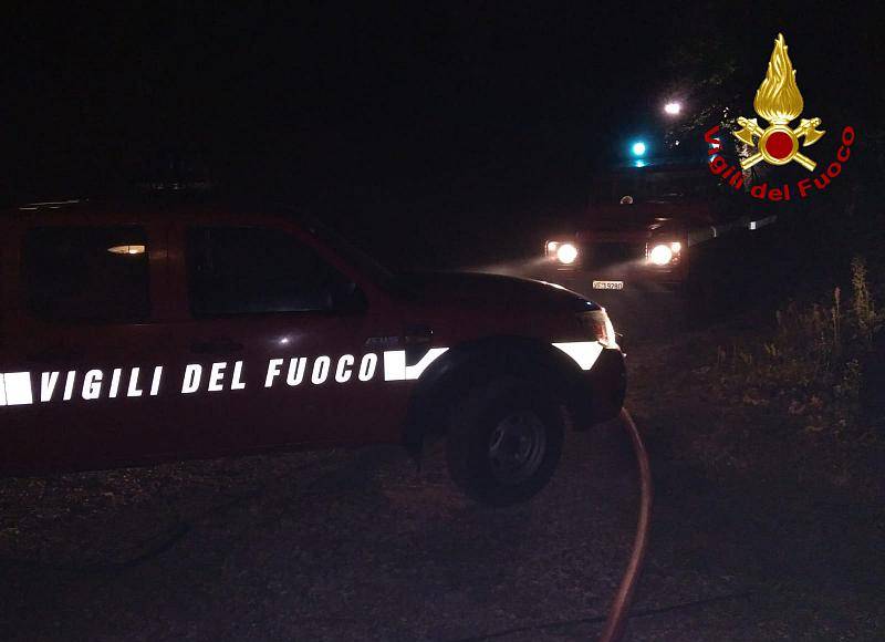 Furgoncino con 8 persone a bordo finisce contro un albero: due morti e sei feriti