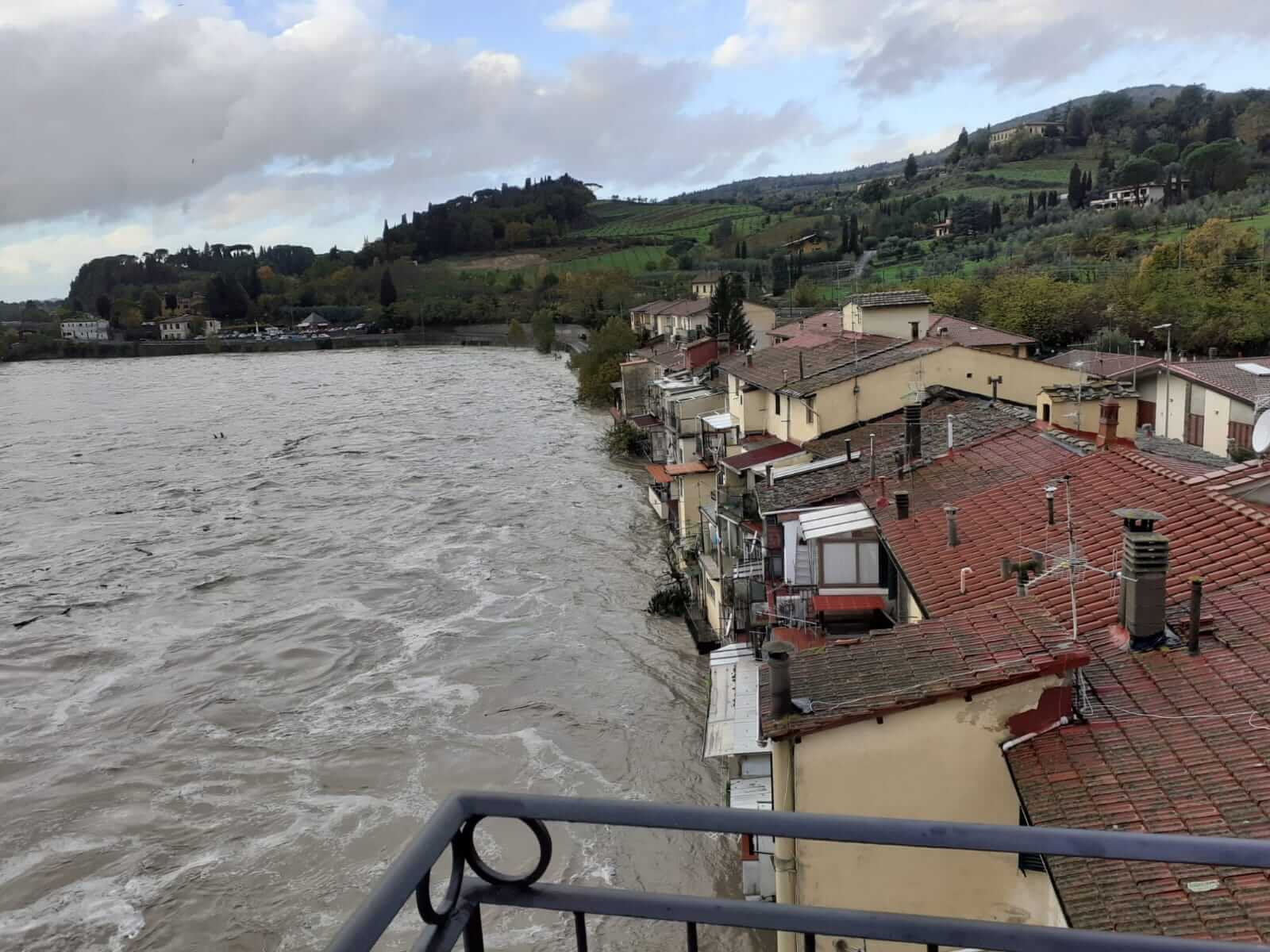 Ultim’ora maltempo: SS67 evacuati i piani bassi. Piena a Firenze Uffizi alle 12 e Pisa alle 18.00