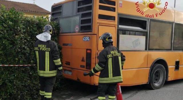 Bus di linea urta un contatore del gas: intervengono i vigili del fuoco