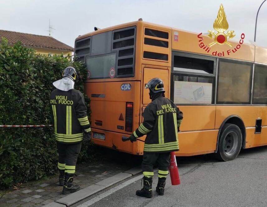 Bus di linea urta un contatore del gas: intervengono i vigili del fuoco