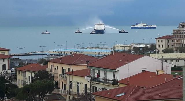 Principio di incendio a bordo di una nave fuori dal porto di Livorno