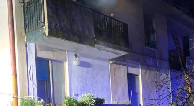 Fiamme in un appartamento a Calci, donna in stato confusionale sul terrazzo salvata dai pompieri