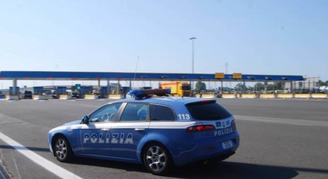 Polstrada Toscana, ritirate 27 patenti e tolti 2589 punti: arrestato un ubriaco al volante. Bloccato dopo il pieno fatto senza pagare