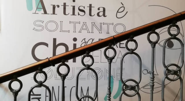 Un pannello artistico decora le scale del Liceo Artistico di Porta Romana
