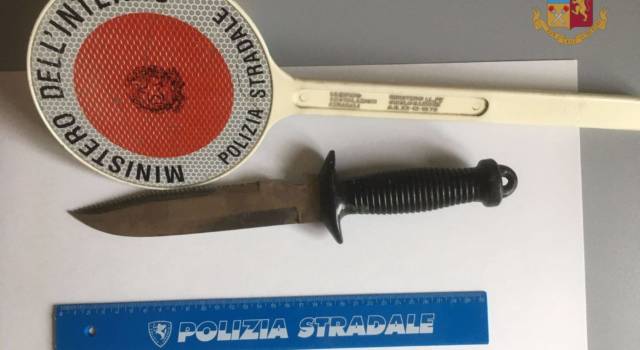 Sull’Autopalio con un coltello in auto: fermato dalla Polstrada