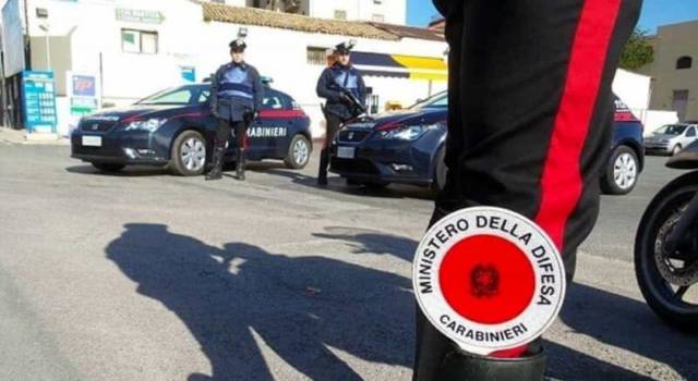 Sfanala con gli abbaglianti per segnalare la presenza di una pattuglia, sanzionato dal comandante dei Carabinieri