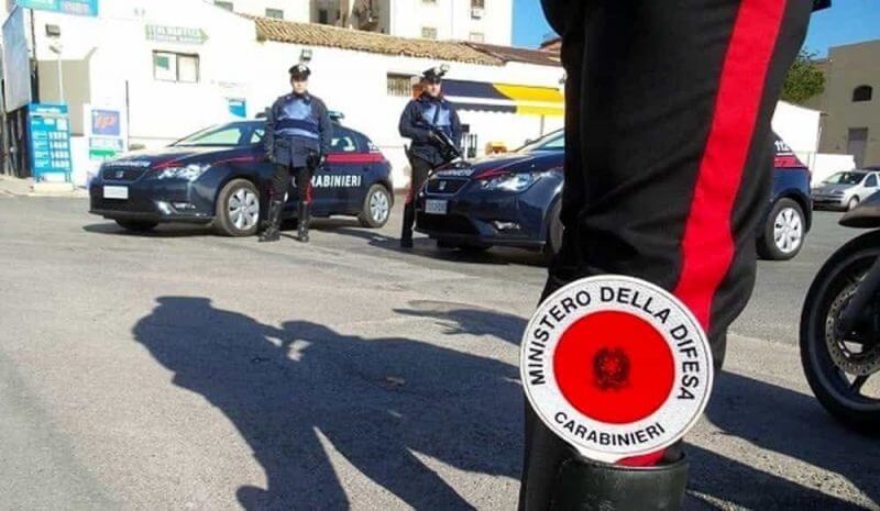 Sfanala con gli abbaglianti per segnalare la presenza di una pattuglia, sanzionato dal comandante dei Carabinieri