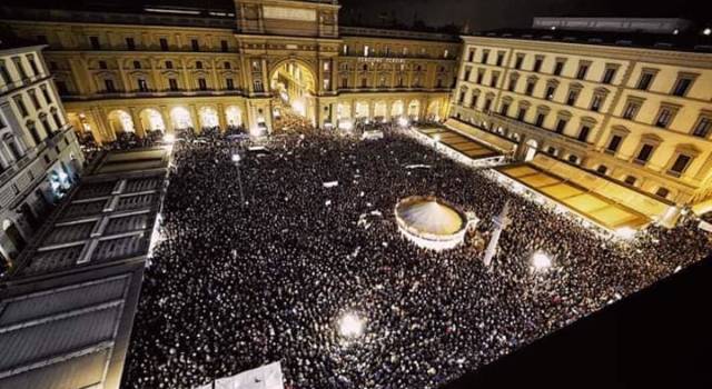 Sardine a Firenze, in migliaia in piazza della Repubblica: &#8220;La Toscana non si Lega&#8221;