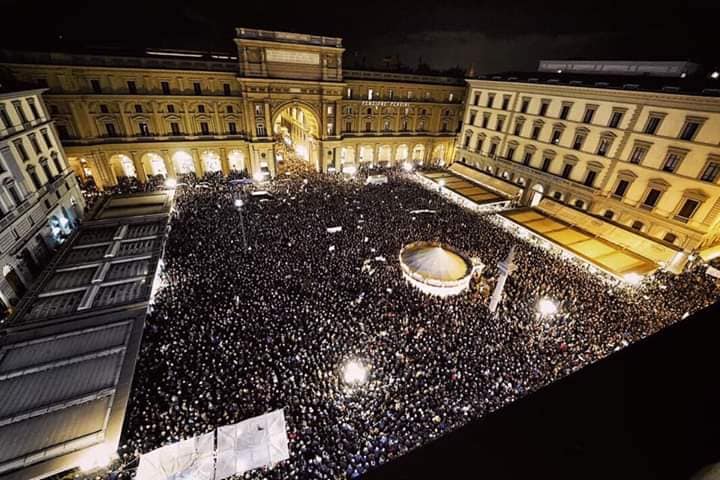 Sardine a Firenze, in migliaia in piazza della Repubblica: “La Toscana non si Lega”