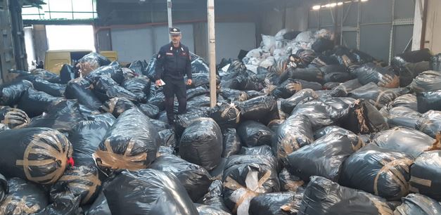 Carabinieri forestali scoprono a Campi capannone con 72 tonnellate di rifiuti speciali