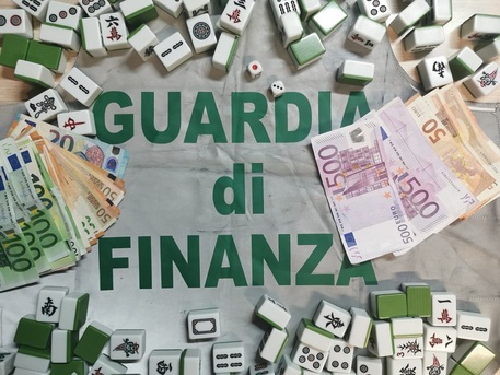 Bisca in una ditta di pronto moda a Prato: la GdF denuncia 5 persone