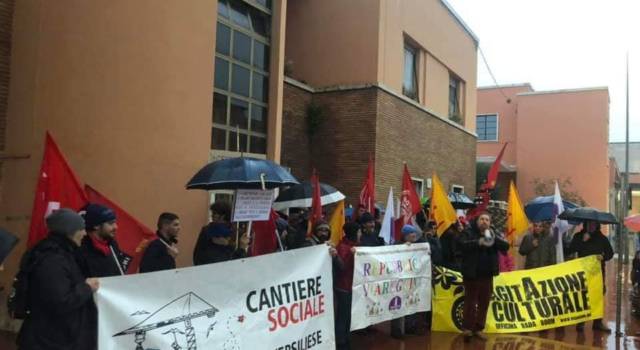 In cento a Viareggio sfidano la pioggia per il diritto all&#8217;abitare