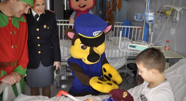 Polizia di Siena in ospedale: sorprese e doni ai bimbi ricoverati