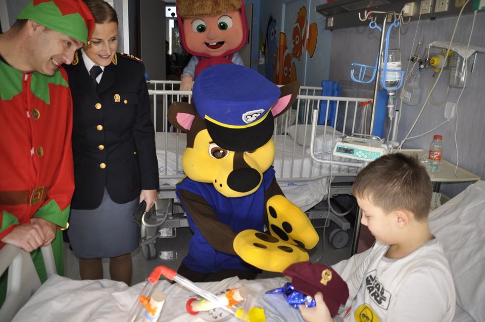 Polizia di Siena in ospedale: sorprese e doni ai bimbi ricoverati