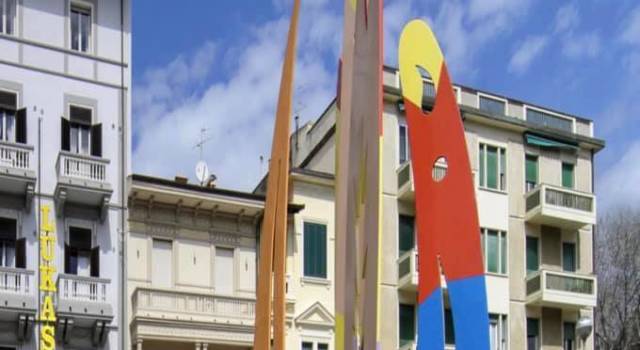 A Viareggio rimossa la scultura Turcato, polemiche e accuse a sindaco che replica: &#8220;opera tolta per manutenzione&#8221;
