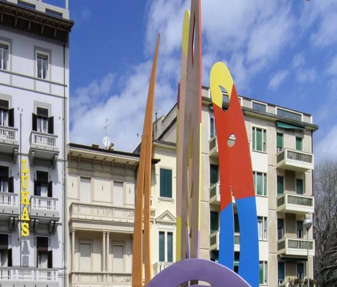 A Viareggio rimossa la scultura Turcato, polemiche e accuse a sindaco che replica: “opera tolta per manutenzione”