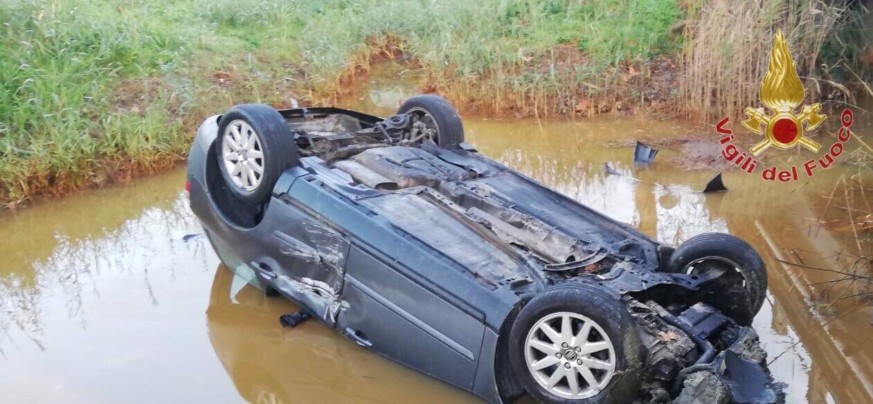 Auto ribaltata in un fosso pieno d’acqua: all’interno non c’era nessuno