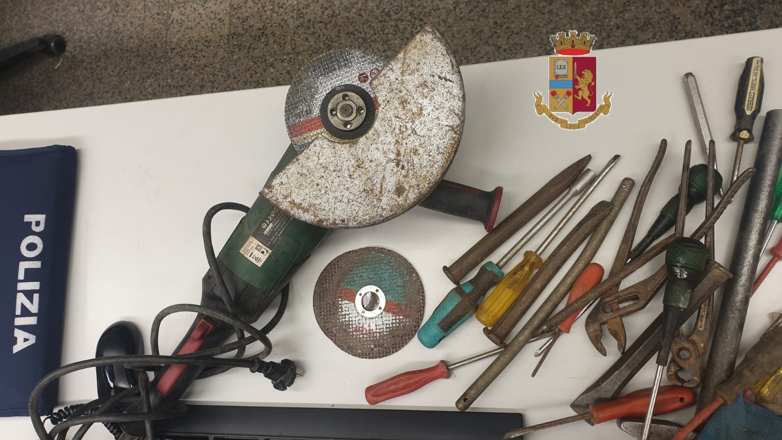 Furgone sospetto fermato dalla Polizia, all’interno trovati attrezzi da scasso: foglio di via per due rumeni
