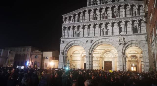 Lucca non si Lega, 2mila sardine in piazza san Martino per contestare Matteo Salvini