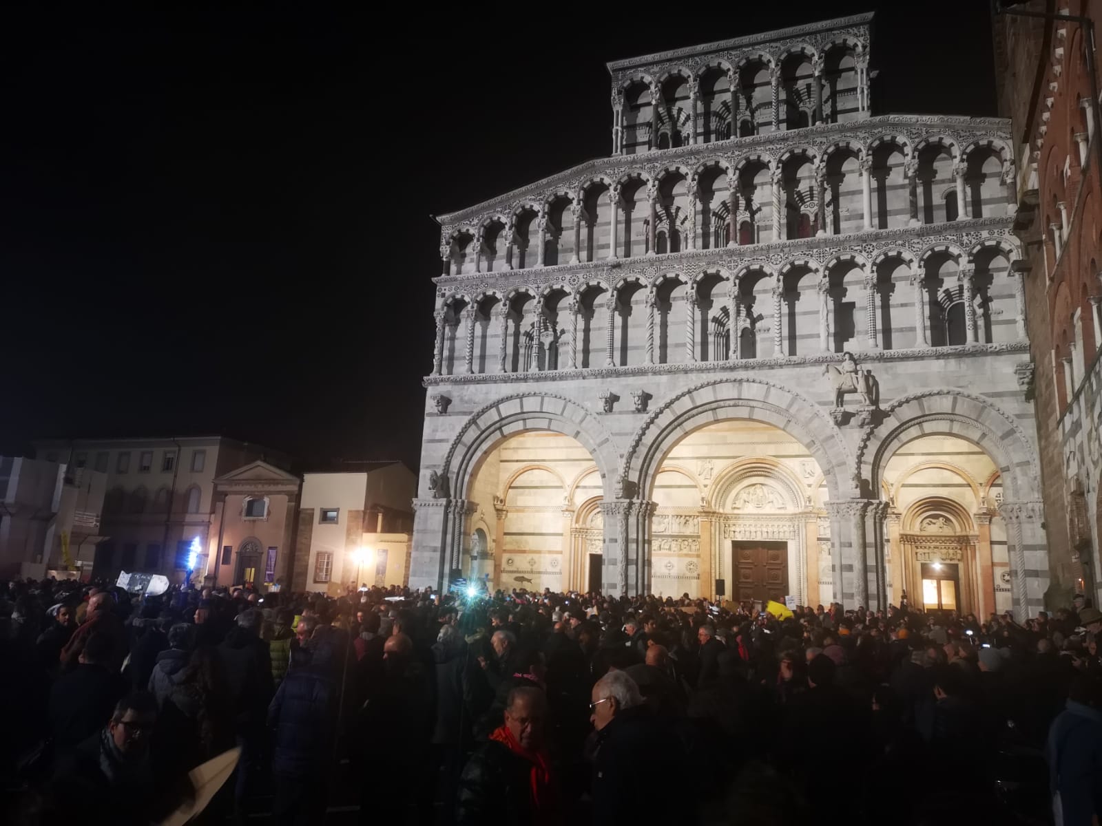 Lucca non si Lega, 2mila sardine in piazza san Martino per contestare Matteo Salvini