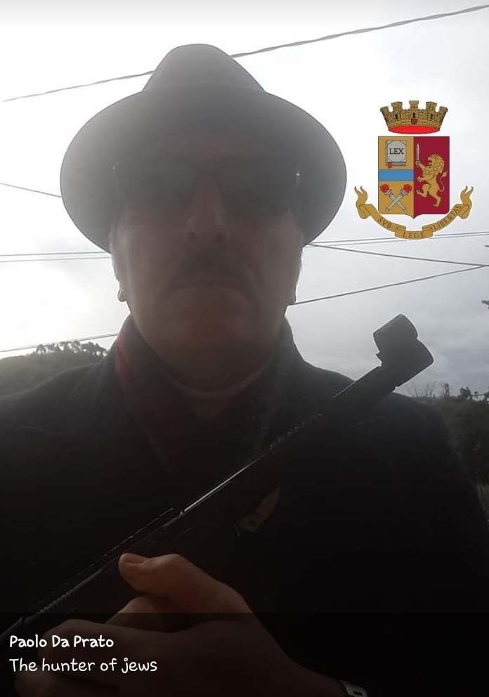 “Cacciatore di ebrei”, la foto su Fb con in mano una pistola: arrestato dalla Digos, a casa produceva anche droga