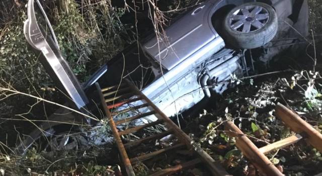 Fuori strada con l&#8217;auto, finisce in una scarpata